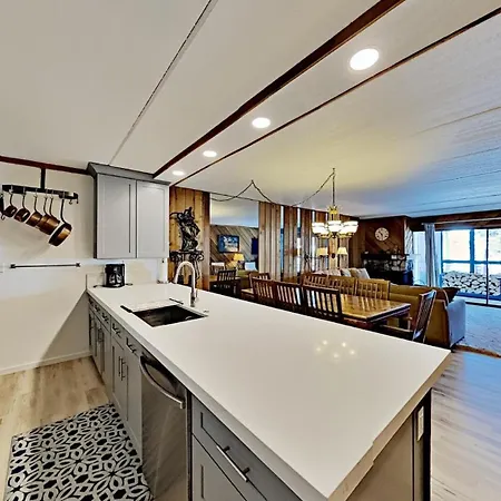 Great 3 Bedroom Condo With Washer And Dryer!